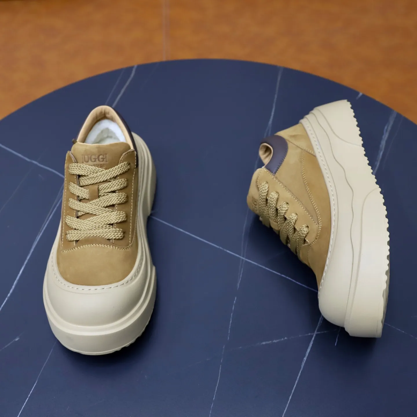 Ex-factory price: 660💰Thick wool imported from Australia Brand: UGG genuine purchase Size: 39-44 Grade: Official website 1:1 Material: First layer of genuine leather waterproof and antifreeze upper Real wool lining Original non-slip soft wear-resistant outsole Style category: Men's casual shoes Trendy style Comfortable on the feet Color: Official website color synchronization
